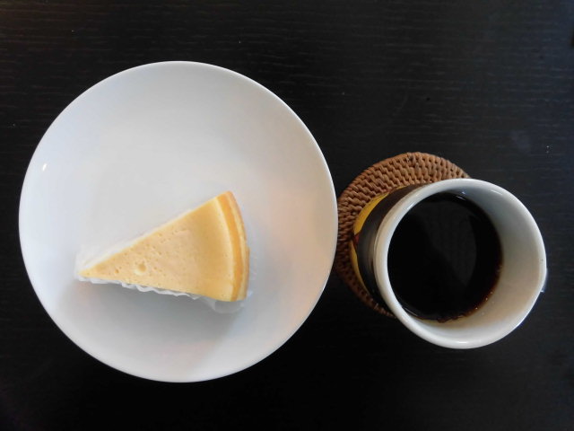 今朝の一杯はチーズケーキとケニア マサイaaです 珈琲工房まつざわ